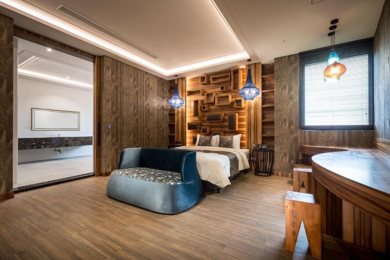Icolour Villa Motel Taichung Bagian luar foto